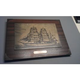 Wandbord met gravure van trainingszeilschip Gorch Fock.